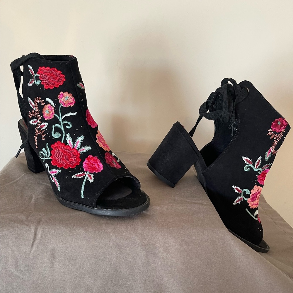 Mari A Floral Embroidered Black Heeled Sandals